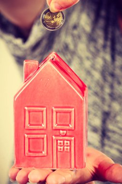 Adam evi servet para koyarak