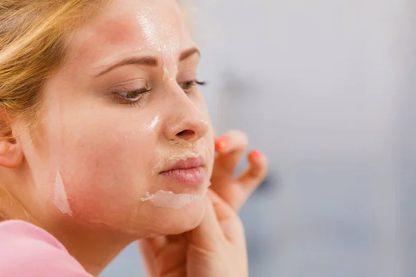 Wanita mengupas masker gel dari wajah — Stok Foto