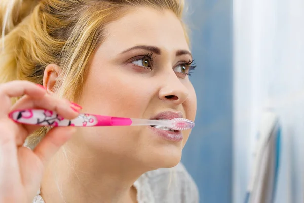 Woman brushing cleaning teeth in bathroom — Stock Photo, Image