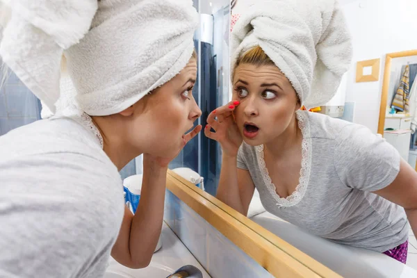 Mujer mirando su reflejo en el espejo — Foto de Stock
