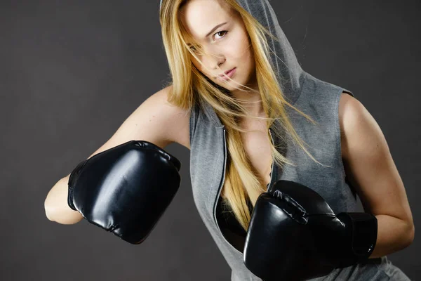 Боксерська дівчина вправа з боксерськими рукавичками . — стокове фото