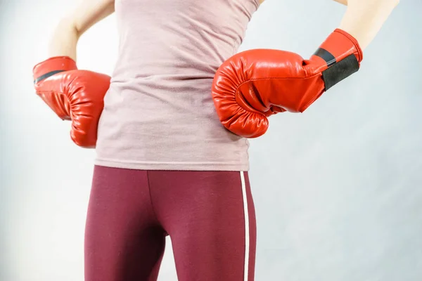 Femme portant des gants de boxe — Photo