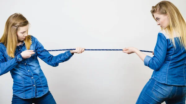 Duas mulheres tendo discutido puxando corda — Fotografia de Stock