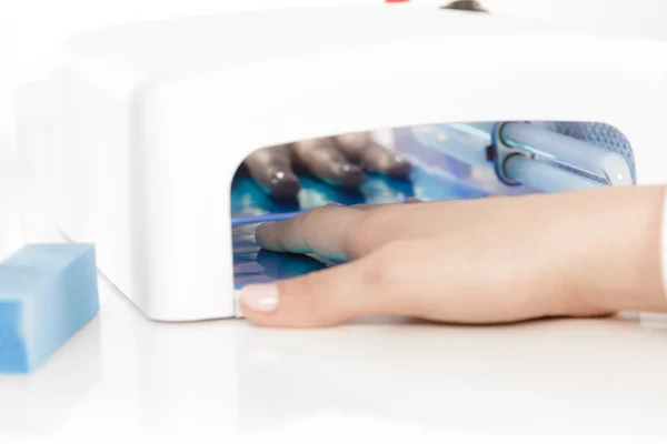 Mulher mão em uv levou lâmpada gel de secagem manicure — Fotografia de Stock