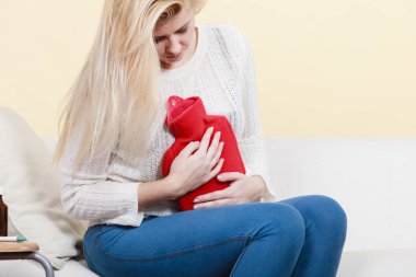 Cofa üzerinde oturan kadın duygu mide krampları