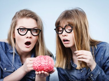 Düşünme iki çılgın kadın arkadaş