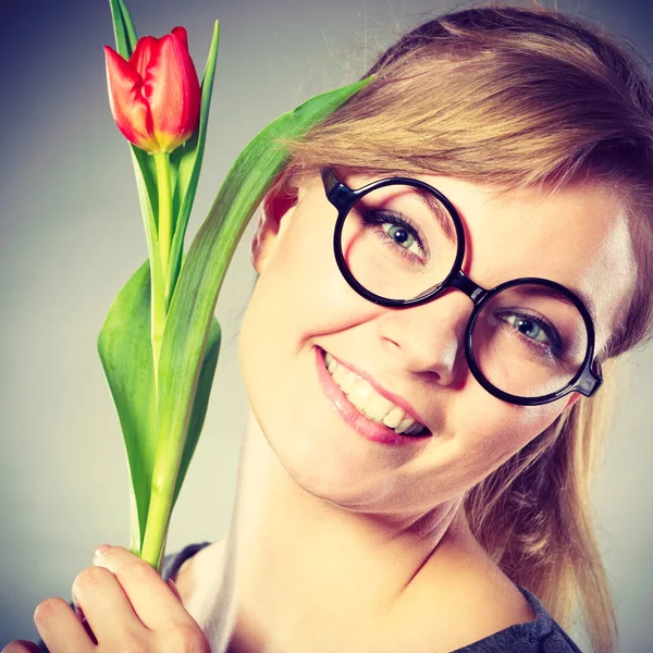 Piękna kobieta z tulip kwiat. — Zdjęcie stockowe
