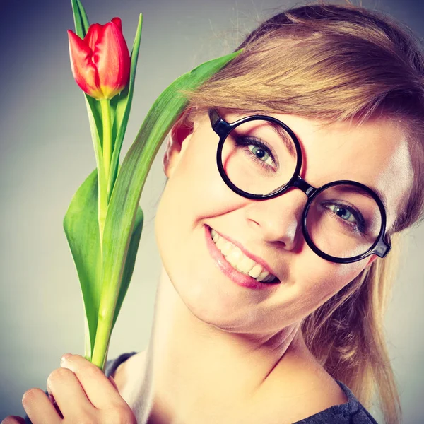 チューリップの花の美しさの女性. — ストック写真