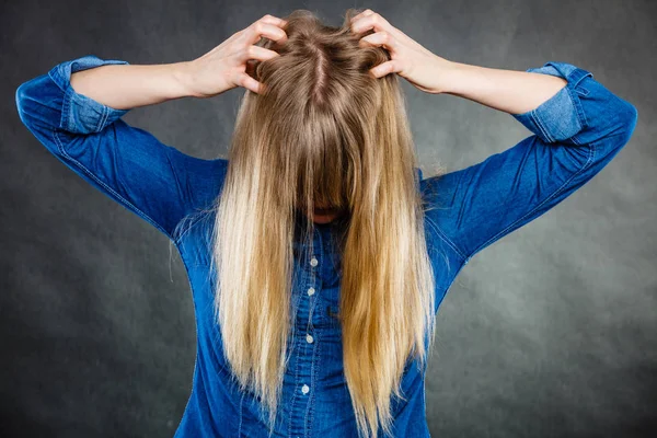Mulher furiosa puxar o cabelo para fora da cabeça . — Fotografia de Stock