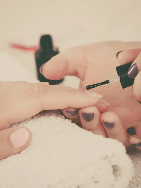 Mujer en salón de belleza haciendo manicura . —  Fotos de Stock