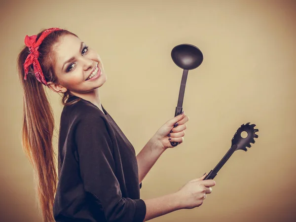 Retro styled woman having fun with kitchen accessories. — Stock Photo, Image