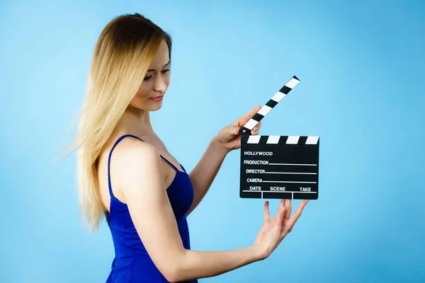 Mulher segurando ardósia filme profissional — Fotografia de Stock