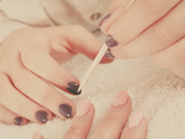 Esteticista preparando pregos antes da manicura, empurrando cutículas — Fotografia de Stock