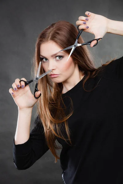 Peluquero peluquero femenino con tijeras . — Foto de Stock