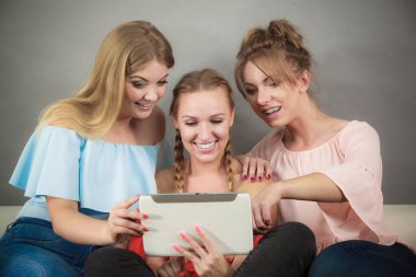Üç kadın tablet kullanma