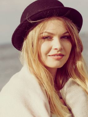 Şapka, deniz arka planda giyen kadın