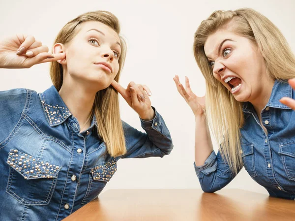 Due donne che litigano — Foto Stock