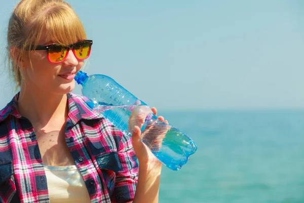 Jovem mulher beber água ao ar livre — Fotografia de Stock
