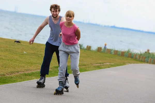 Alegre pareja disfrutando paseo juntos . — Foto de Stock