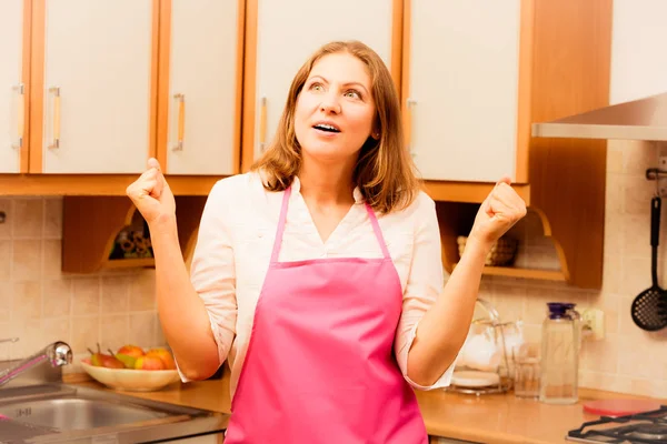 Щаслива домогосподарка на кухні — стокове фото
