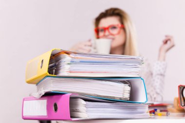 Sıcak kahve içme ofisinde mutlu kadın