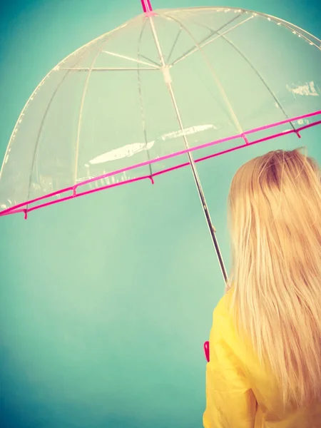 Blondine mit durchsichtigem Regenschirm — Stockfoto