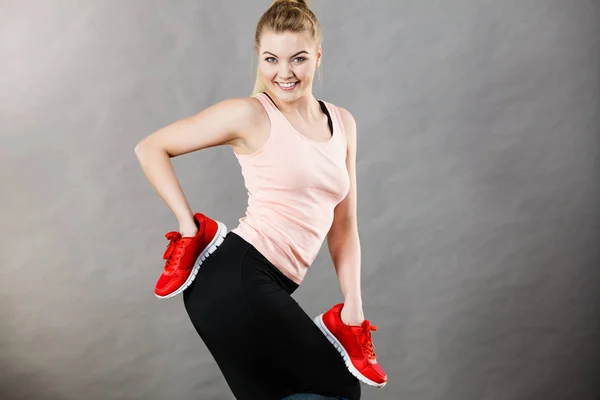 Mujer feliz presentando zapatillas deportivas zapatillas —  Fotos de Stock