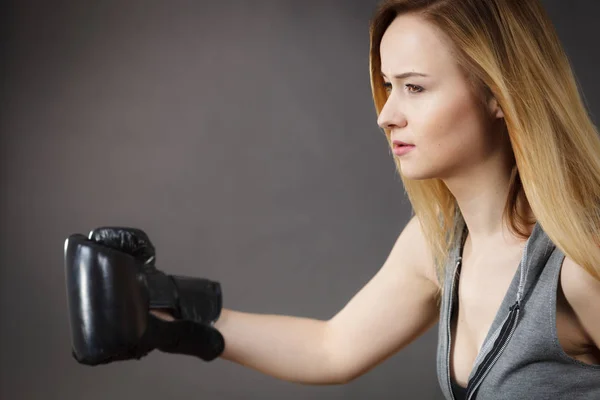 Boxer ragazza esercizio con guanti da boxe . — Foto Stock