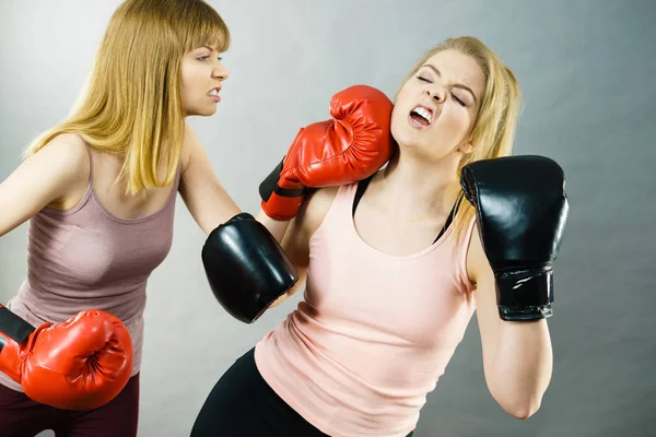 Deux femmes agressives ayant un combat de boxe — Photo