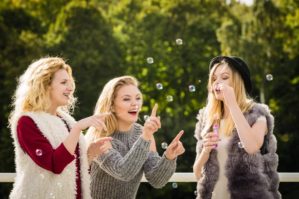 Vrouwen vrienden zeepbellen blazen. — Stockfoto