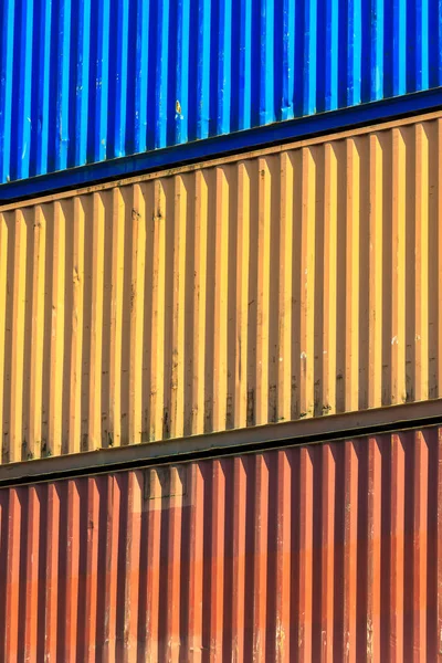 Bunte Container im Hafen gestapelt. — Stockfoto
