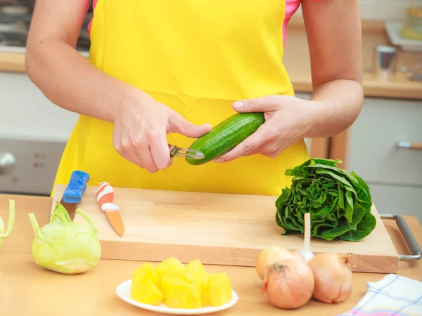 Kobieta, przygotowanie warzyw sałatka obieranie ogórków — Zdjęcie stockowe