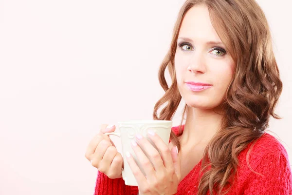 Herfst vrouw houdt Mok met warme drank van koffie — Stockfoto