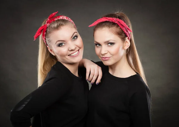 Amantes hermanas en retro pin hasta la estilización . —  Fotos de Stock