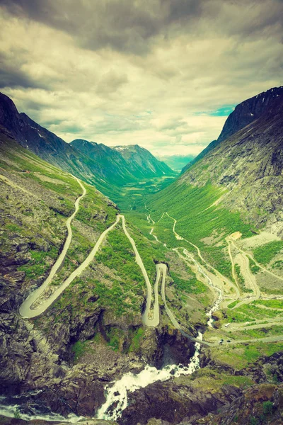 ノルウェーの荒らしパス Trollstigen 山の道 — ストック写真