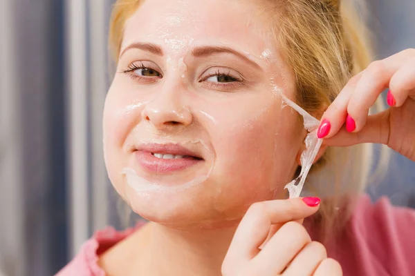 Peeling uit gel masker uit gezicht vrouw — Stockfoto