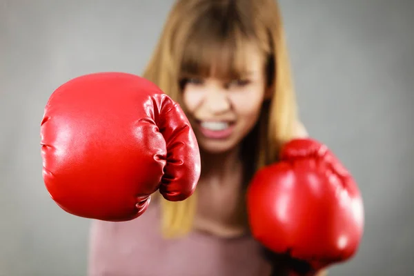 Mujer con guantes de boxeo —  Fotos de Stock