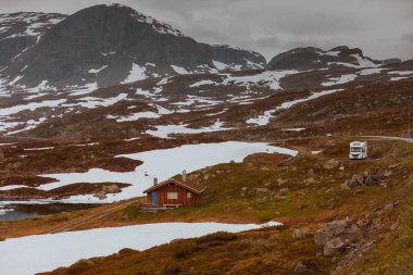 Camper araba Norveç dağlarında