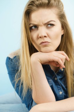 Kadın bir şey sorgulama şüpheci olmak