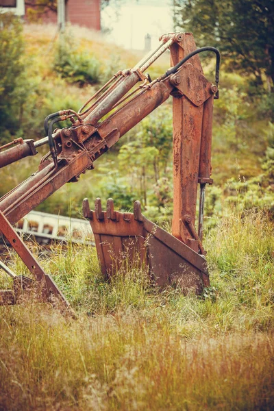 Gamla jordbruksmaskiner täckt med rost — Stockfoto