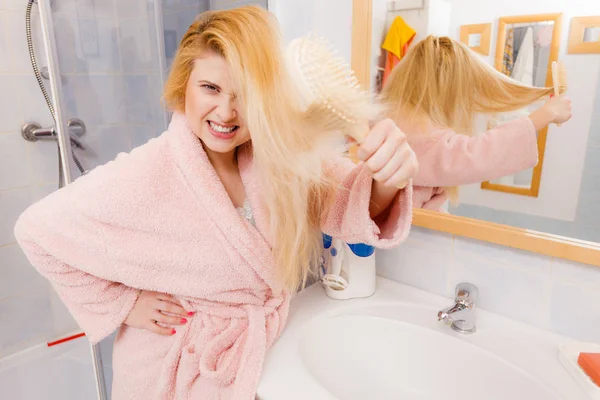 Mulher chocada usando vestido de vestir escovando o cabelo — Fotografia de Stock