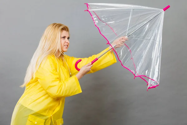 Mujer sosteniendo apertura paraguas transparente — Foto de Stock
