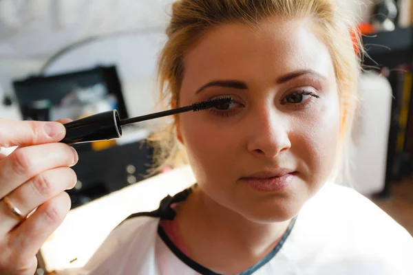 Mujer conseguir pestañas maquillaje hecho — Foto de Stock
