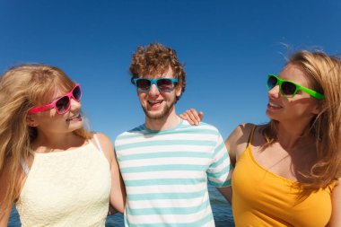 Grup arkadaşları erkek iki kız açık eğleniyor