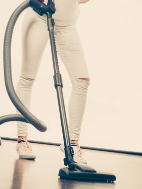 Kadın bacakları ve elektrikli süpürge