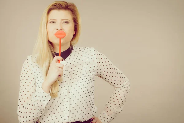 Szczęśliwa kobieta trzymając usta fałszywych Memory stick — Zdjęcie stockowe