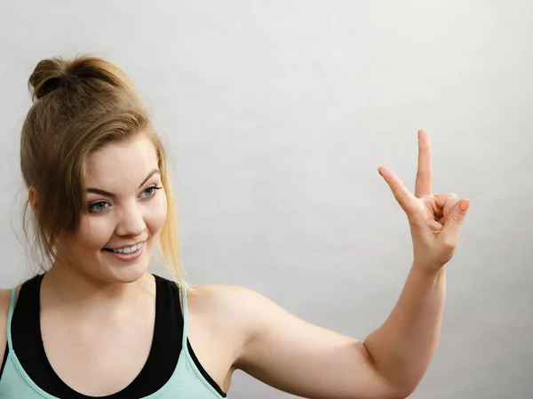 Glada sportiga ung kvinna — Stockfoto