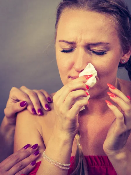 Sairas nainen, jolla on flunssa, aivastaa kudokseen — kuvapankkivalokuva
