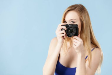 Mavi kamerada sarışın kadınla