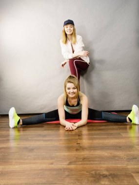 Eğitmen ile egzersiz yaparken spor giyim kadın